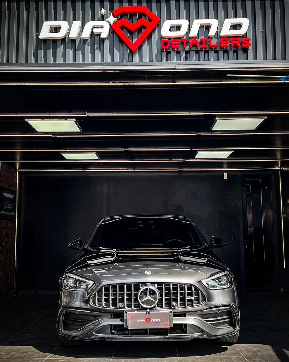 Fachada e interior del taller de Diamond Detailers en Lo Barnechea